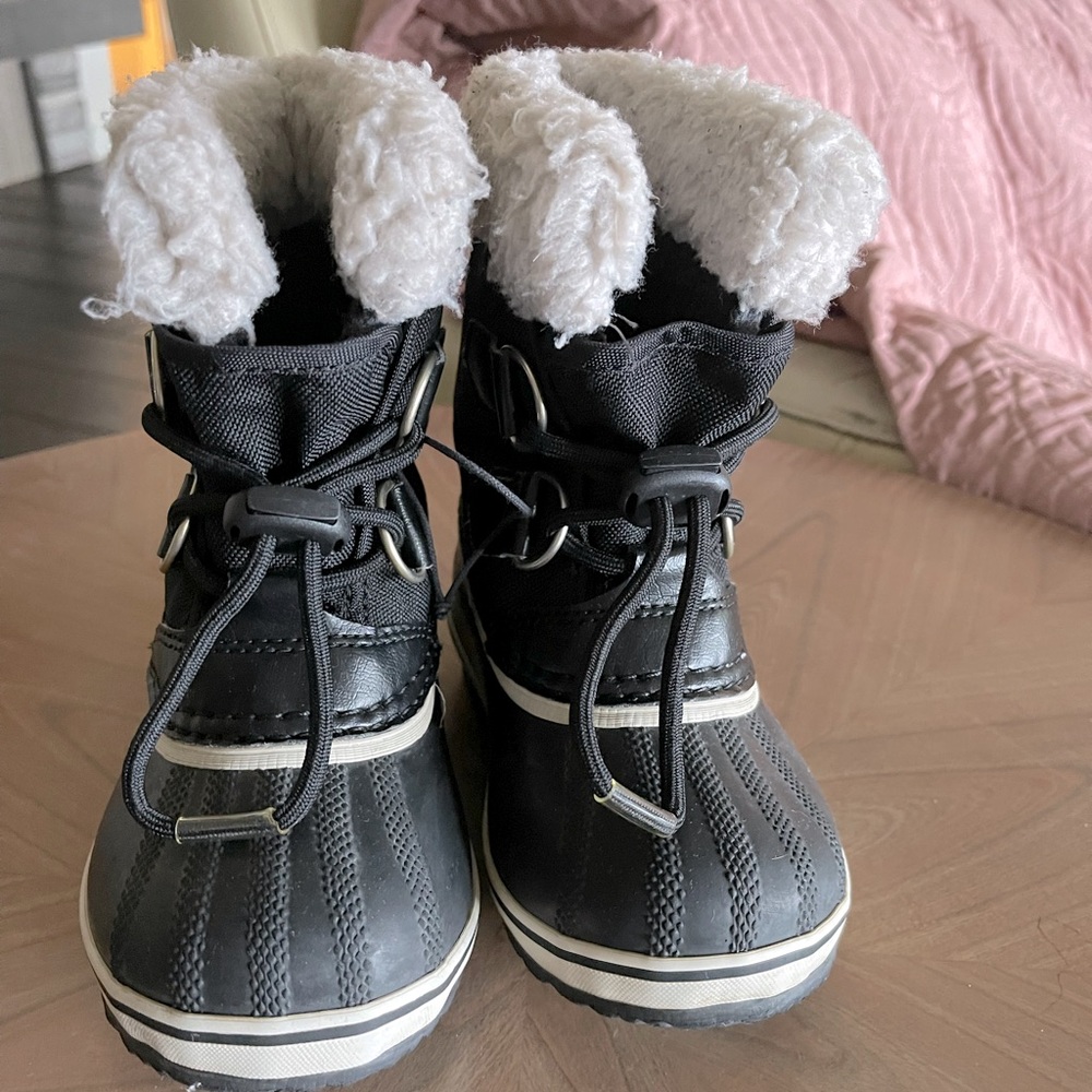 Toddler size 10 SOREL boot.
